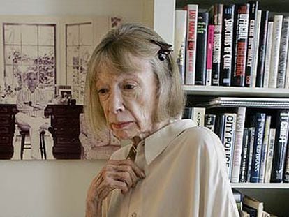 La escritora Joan Didion, en su apartamento de Nueva York. AP