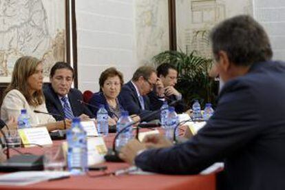 La ministra de Sanidad, Ana Mato (a la izquierda), durante la reuni&oacute;n de Valladolid.