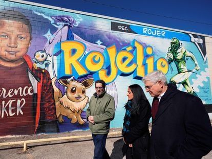 El fiscal general, Merrick Garland (d), visita uno de los murales en honor a los niños asesinados en Uvalde (Texas).