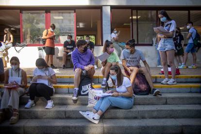 Varios estudiantes, antes de entrar a la prueba de Selectividad en junio de 2021 en la Universidad de Sevilla.