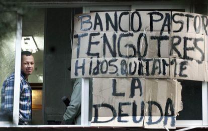 Protesta de un padre de familia afectado por un proceso de desahucio en el barrio barcelonés de Ciutat Meridiana.