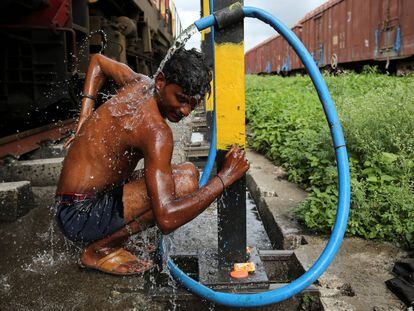 Prakash Nagre se lava en la estación de tren de Aurangabad (India)