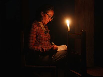 Victoria Reyes toma notas en la comunidad amazónica de Yaranda, donde no hay electricidad, en octubre de 2019.