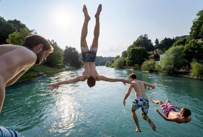 Unos jóvenes salta al río Aare de Berna (Suiza), el 21 de junio.