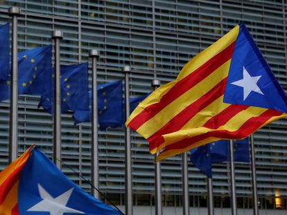 Banderas independentistas catalas en el exterior de la Comisi&oacute;n Europea