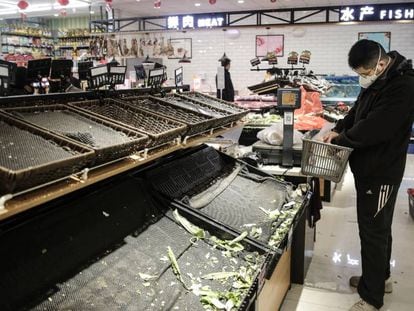 Mercado desabastecido en Wuhan.