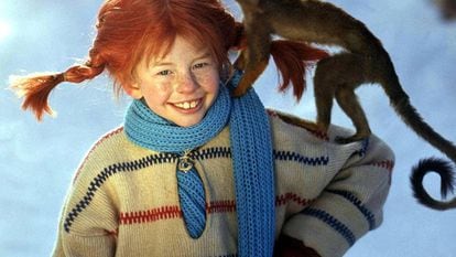 Inger Nilsson, la actriz que encarnó a Pippi Lansgtrump, en un fotograma de la célebre serie con el mono Señor Nelson.