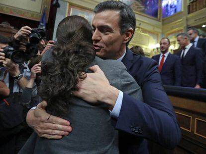 Pedro Sánchez abraza a Pablo Iglesias tras el debate de investidura.  