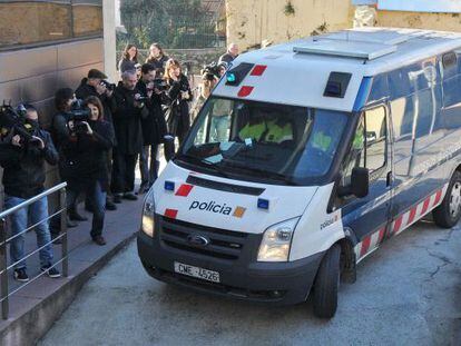Un furgón policial traslada al presunto asesino de 11 ancianos del geriátrico La Caritat de Olot (Garrotxa) hasta el juzgado de la localidad gerundense.
