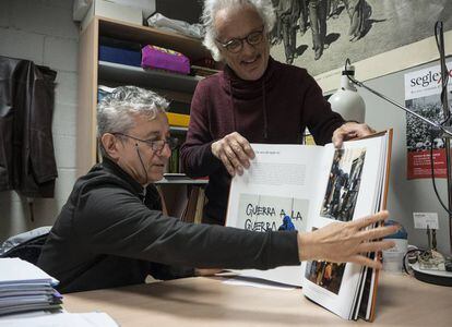 Andreu Mayayo i Manel Risques, amb el llibre.