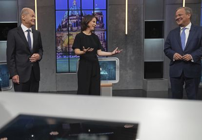 Olaf Scholz, the Social Democratic candidate (left), speaks with the leader of the Greens, Annalena Baerbock, and with the Christian Democratic candidate, Armin Laschet before starting the third and final electoral debate.