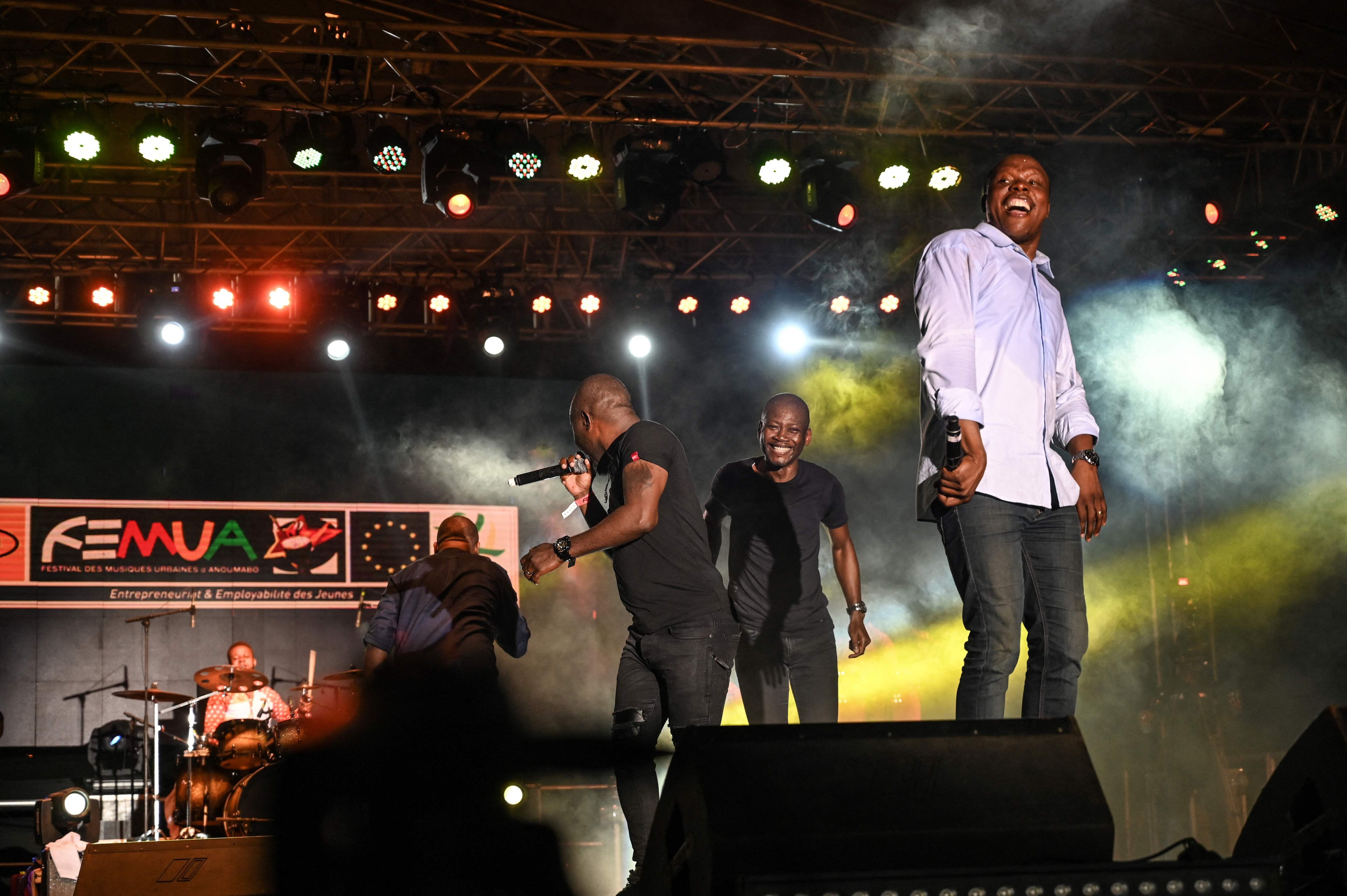 Los miembros de la banda Magic System, con A'Salfo a la derecha, actúan en el escenario del Festival de Música Urbana de Anoumabo (Femua).