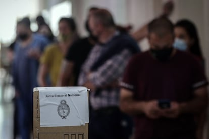 Un grupo de personas espera a votar en un colegio electoral en Buenos Aires (Argentina), este domingo.
