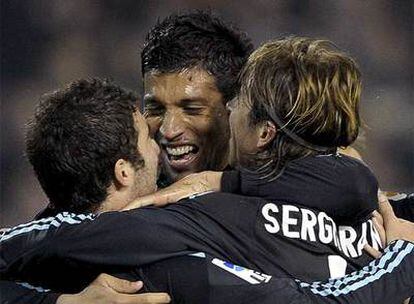 Garay celebra con Ramos e Higuaín el tercer gol madridista.