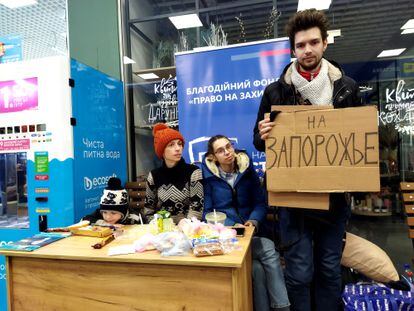 Desde la izquierda a derecha: Yaroslav, Viktoria, Tatyana y Alexéi, huyeron de Mariupol hace dos días y llegaron el sábado a un punto de atención de Zaporiyia, donde atienden a los desplazados.