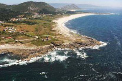 Faro y playa de Lariño, en A Coruña.