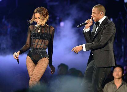 Actuando con su marido Jay-Z sobre el escenario de los premios Grammy 2014.