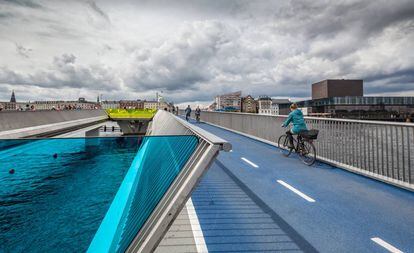Ciclistas cruzando el puente Inner Harbour, en Copenhague.