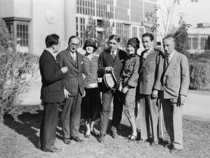 Louis B. Mayer (segundo por la izquierda) e Irving G. Thalberg (segundo por la derecha) con, entre otros, Norma Shearer, actriz y esposa de Thalberg (a su lado), en la MGM en 1930.