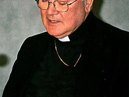 El cardenal Renato Martino, al presentar el libro.
