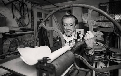 Louise Bourgeois, manejando la prensa que tenía en su casa y estudio en Nueva York, en 1995.