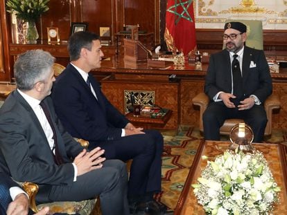 El presidente del Gobierno español, Pedro Sánchez, junto al ministro del Interior, Fernando Grande-Marlaska (a la izquierda de la imagen), durante la reunión que mantuvieron en noviembre de 2018 con el rey Mohamed VI de Marruecos en el Palacio Real de Rabat.
