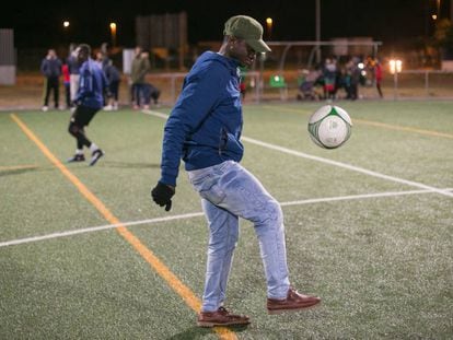 Malick en el campo de San Telmo, donde entrena el equipo de fútbol Alma de África, en Jerez de la Frontera.