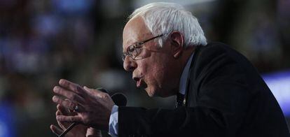 El excandidato a la presidencia de Estados Unidos y senador por Vermont, Bernie Sanders, habla durante la primera jornada de la Convenci&oacute;n Nacional Dem&oacute;crata 2016 el 25 de julio de 2016, en el Wells Fargo Center de Filadelfia, Pensilvania. 
