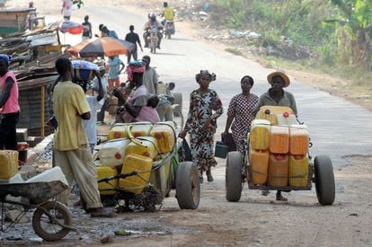 La ciudad de Gueckedou se ha visto afectada por uno de los peores brotes de Ébola. En la imagen, venta ambulante de agua en las calles de la ciudad.
