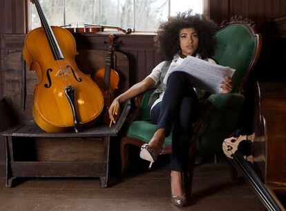 Esperanza Spalding en una imagen de promoción. La contrabajista estadounidense actúa hoy en el Teatro Fernán Gómez.