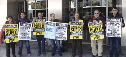 Integrantes de Adicae Castilla y León durante una manifestación en Valladolid para pedir a Europa la retroactividad total de las cláusulas suelo. EFE/Archivo