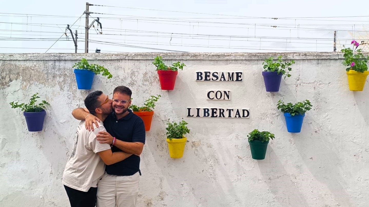 Un gobierno LGTBI en un pueblo de Jaén: besos en libertad y con Orgullo