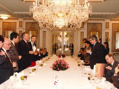 Vladimir Putin, sentado entre el exalcalde de Barcelona Pasqual Maragall y el concejal Albert Batlle.