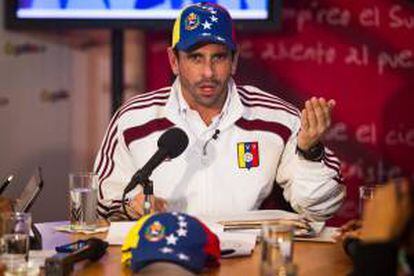 El líder de la oposición venezolana, Henrique Capriles, habla durante la grabación de su programa de televisión que es transmitido por Internet, hoy, martes 18 de junio de 2013, en Caracas (Venezuela).