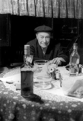 Josep Pla, en una fotografía tomada en su masía de Llofriu (Girona).