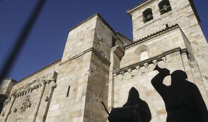 Penitentes ante la Iglesia de San Juan Bautista en la Semana Santa de Zamora. Foto de archivo mayo de 2012.