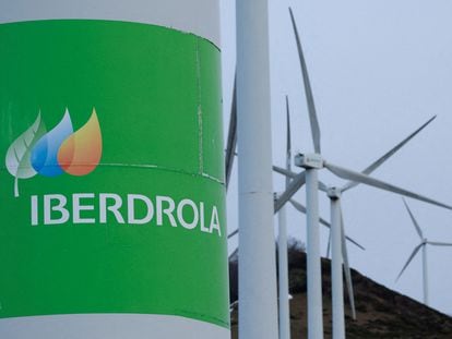 El logotipo de la empresa española de servicios públicos Iberdrola en las turbinas eólicas en el Monte Oiz, cerca de Durango