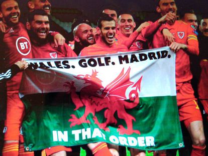 Bale, con la bandera que dice: Gales. Golf. Madrid. En ese orden.