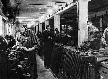 Prisioneros judíos trabajan en una fábrica alemana de armamento durante la II Guerra Mundial.