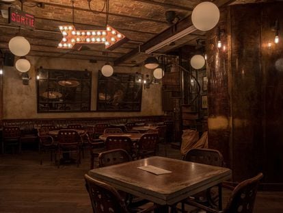 A imitación de los legendarios pubs de la vieja Tierra, en la Taberna Errante hay una diana de dardos, una mesa de billar y un tablero de ajedrez.