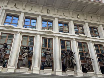 Fachada restaurada del Teatro Albéniz en Madrid