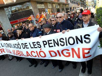 Imagen de enero de 2012 de una protesta de jubilados en Barcelona por la p&eacute;rdida de poder adquisitivo.