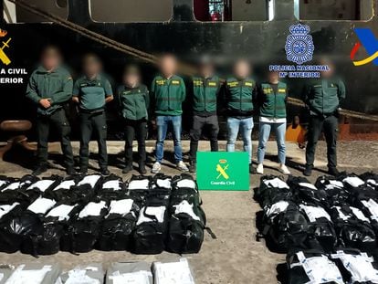 Agentes de la Guardia Civil, ante 4.500 kilos de cocaína incautados en la madrugada del miércoles 18 de enero en un barco al este de las Islas Canarias.