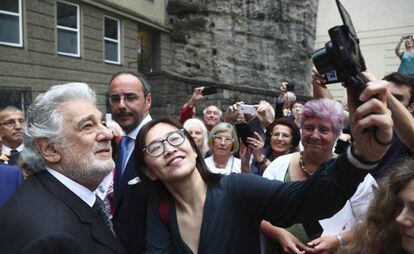 Plácido Domingo se fotografía con una fan a la salida del Festspielhaus tras su actuación.