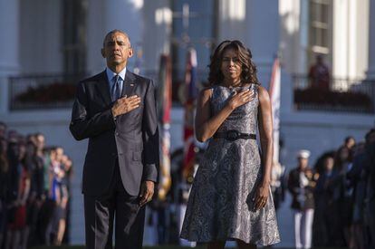 El presidente de Estados Unidos, Barack Obama, y su mujer, Michelle, escuchan el himno nacional durante una ceremonia por las víctimas del 11-S en la Casa Blanca en Washington DC (EE UU).