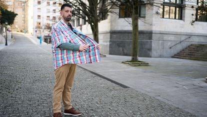 Federico Luis Moya, paciente que se sometió a cirugía bariátrica en 2014, en una calle de Santander con la camisa que vestía antes de la operación, cuando pesaba 183 kilos, el doble que ahora.