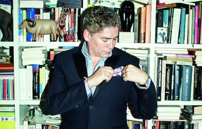El despacho en el que escribe Boriz Izaguirre de nueve a cinco, de lunes a viernes, es el único espacio de su casa que permite fotografiar.