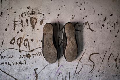 Les chaussures de Chimwala sont accrochées au mur de sa chambre.  Cette fille a 22 ans et a un fils de quatre ans qui vit avec sa grand-mère.  "Dans ce travail, tomber enceinte est une possibilité et si cela se reproduit, je l'accepterai, maintiendrai la grossesse et vivrai avec l'enfant ici."
