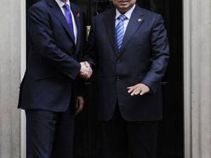 El primer ministro británico David Cameron (i)  recibe al presidente indonesio Susilo Bambang Yudhoyono (d) a su llegada al número 10 de Downing street en Londres, Inglaterra, hoy, jueves 1 de noviembre de 2012.