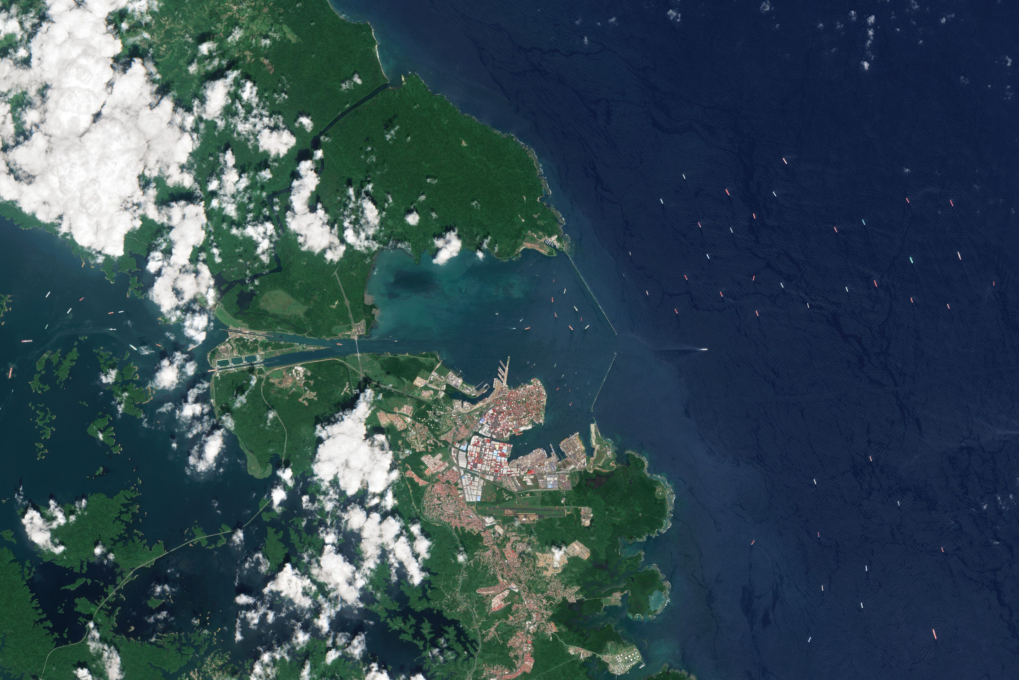 Una vista satelital muestra la congestión de barcos en el Canal de Panamá debido a la sequía, en septiembre de 2023. 